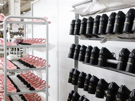 chanel ha interrotto la produzione|Fabbrica scarpe Chanel, qui ho scoperto come creano  .